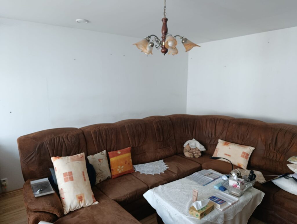 renovace obývacího pokoje v luxusní zlaté barvě